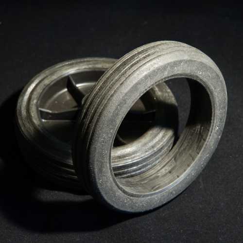 Usinage de roues achetées dans un magasin bricolage afin d'avoir les bonnes dimensions.