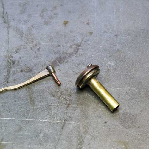 Fabrication du bouchon du réservoir d'essence.