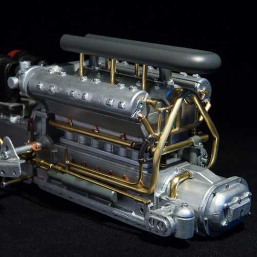 Moteur au 1/6 de la FIAT 806 Grand Prix. réalisation en carte PVC et laiton pour la tuyauterie.