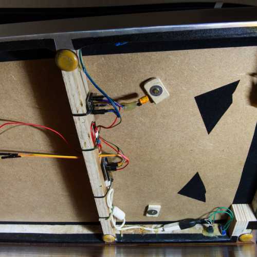 Dessous de la vitrine de la maquette Fiat 806 grand Prix avec les circuits Arduino et son.