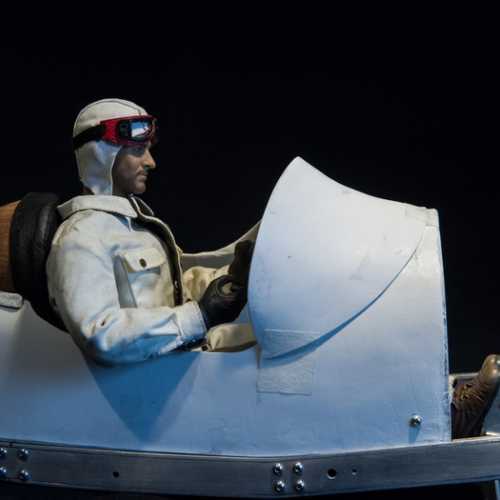 Pilote de la Fiat 806 en place dans son cockpit.