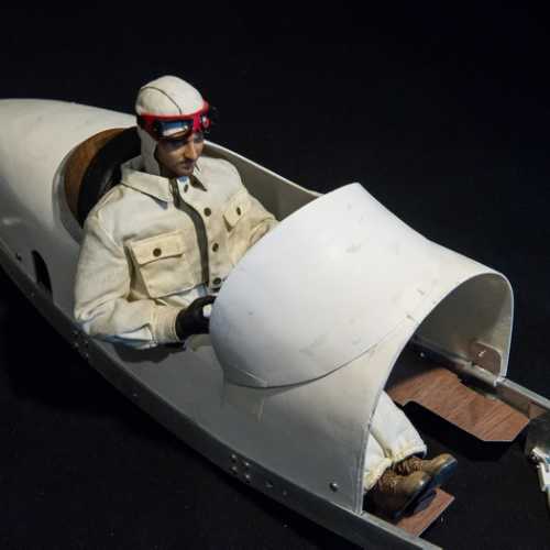 Pilote de la Fiat 806 en place dans son cockpit.