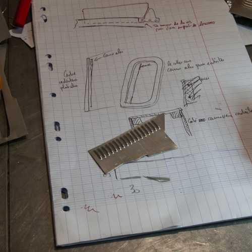 Fabrication des louvres situées sous le collecteur d'échappement.