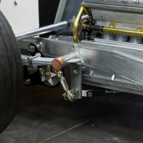 Mise en place des haubans sur la Fiat 806 grand prix.