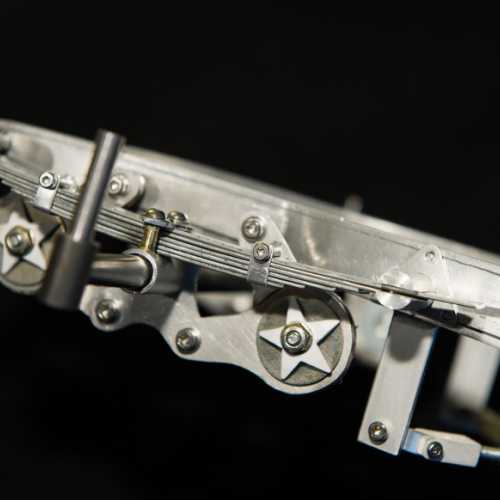 Train avant FIAT 806 Grand Prix - Détail d'un amortisseur de chocs.