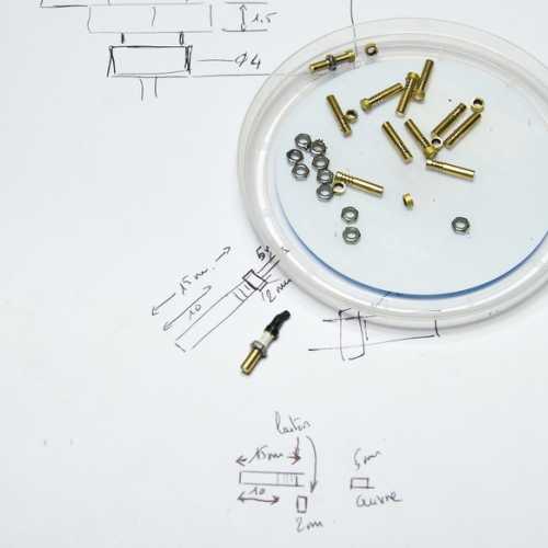 Fabrication des bougies d'allumage (stries réalisées au tour à métaux)