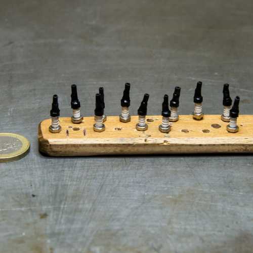 Peinture des bougies d'allumage de la Fiat 806