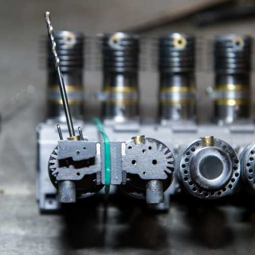 Utilisation d'un gabarit pour jumeler les 2 culasses et pour repérer l'angle d'inclinaison des culbuteurs et de la bougie d'allumage. JN JAP v8 Engine model 1/6.