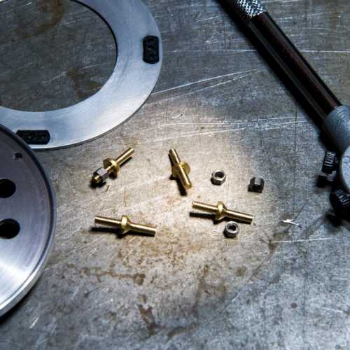 Fabrication des drive pin. Scale 1/6 Cycle car GN JAP.