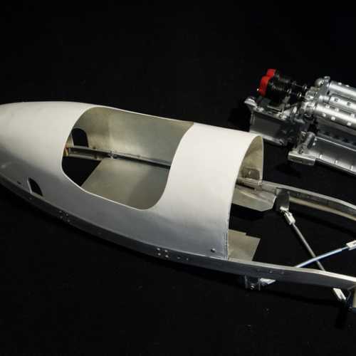 Comme prévu la carrosserie de la maquette de la FIAT 806 au 1/6 vient s'ajuster le long des longerons.