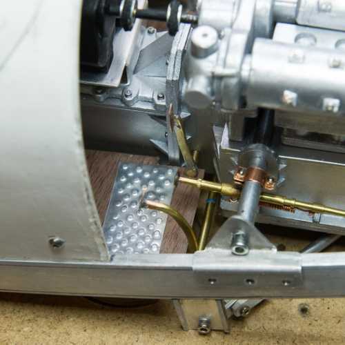 Détail du pédalier de la voiture FIAT 806 (réalisation au 1/6 laiton et cuivre)