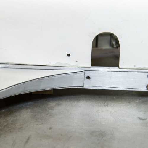 9- Elément aérodynamique de la FIAT 806 en aluminium.