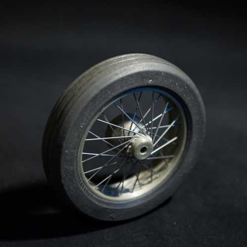 4- Test de rayonnage sur une roue de la Fiat 806. La partie arrière n'est pas faite. L'essai est concluant.