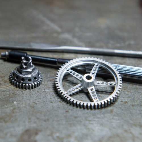 Fabrication de la prise pour la manivelle sur le petit pignon et modification du grand pignon (amincissement des branches aux extrémités).