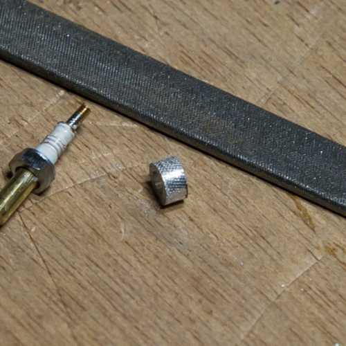 Cannelure du culot en roulant une lime sur la pièce en alu