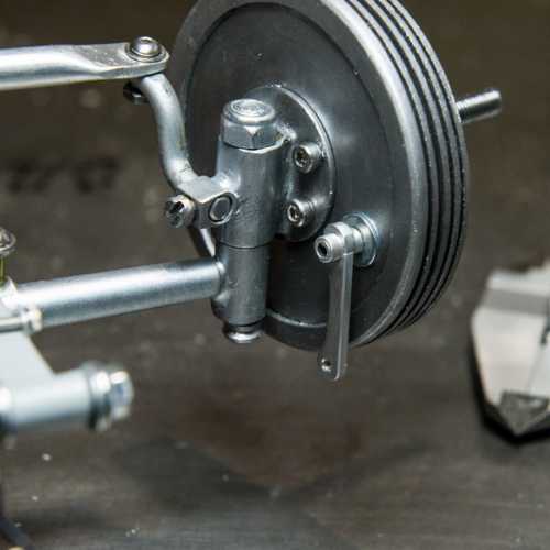 Libre interprétation. le seul plan existant (certainement en partie recopié) ne détail pas le système de freinage au niveau de la roue. BUGATTI à la même époque utilisait aussi ce système de poulie, je m'en suis donc inspiré.