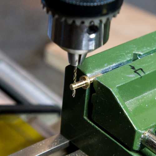 Perçage de l'axe du drive pin pour permettre le passage de la goupille de sécutité de l'écrou cannelé.