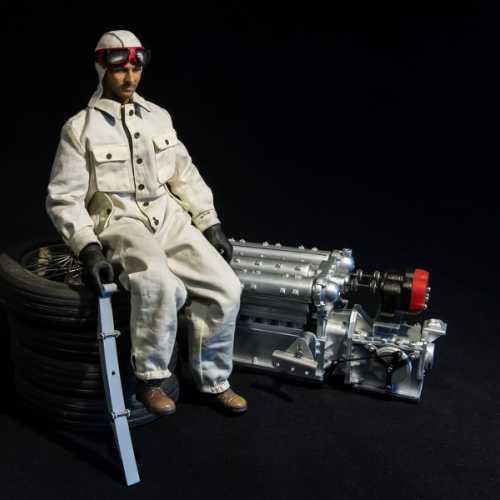 Le pilote de la Fiat 806 pose devant son moteur (figurine au 1/6)