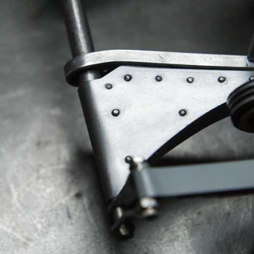 Finition des ailerons et mise en place des rivets. FIAT 806 GRAND PRIX